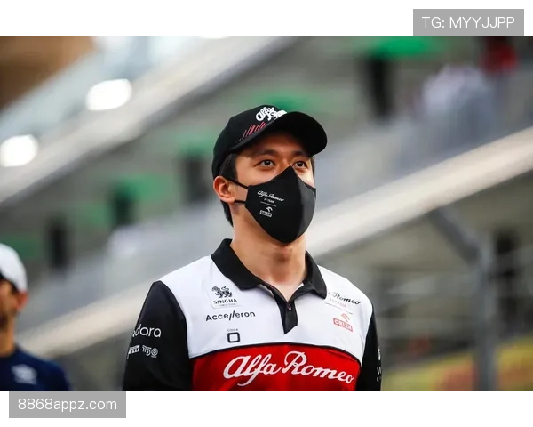 周冠宇在F1围场外被拍到拎着便利店饭团当晚餐，这自律程度真不是一般人能扛的