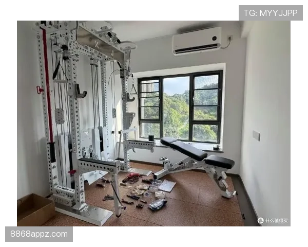 字母哥训练完回家路上还在啃鸡胸肉，这人是真把健身房当卧室了