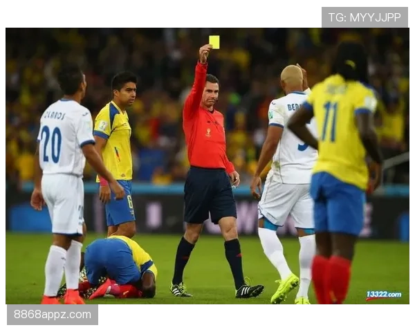 拉人犯规的判罚标准及裁判判定逻辑详解