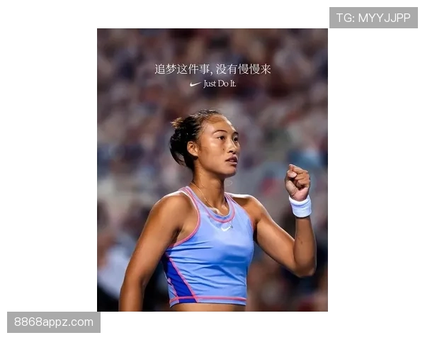 李梓嘉训练完直接瘫在场边啃香蕉，这松弛感是真不装